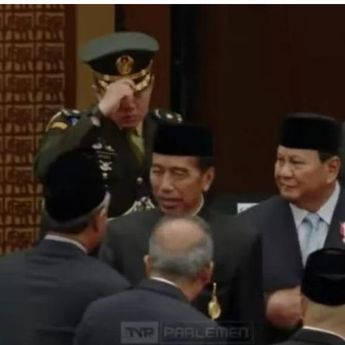 Momen Jokowi Didampingi Prabowo Bersalaman dengan Tamu Undangan Sidang Tahunan MPR