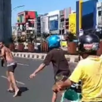 Heboh Seorang Pria Telanjang Dada Bikin Onar di Tengah Jalan dan Pukul Pengendara