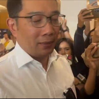 Deklarasi Cagub Jakarta, Ridwan Kamil Tiba di Hotel Sultan Pakai Kemeja Putih