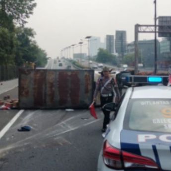 Truk Terguling di Ruas Tol Dalam Kota Arah Bandara Soetta