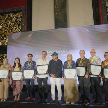 Bio Farma Terima Award dari Markplus dalam Sektor Farmasi