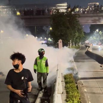 Polisi Berhasil Bubarkan Pendemo, Lalin Depan Gedung DPR Kembali Normal