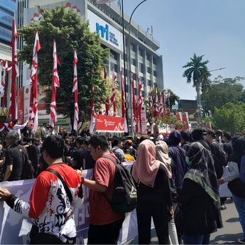 Seruan 'Selamatkan Demokrasi' Menggema di Depan Gedung MK