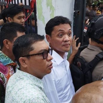 Habiburokhman Kena Lemparan Botol saat Temui Massa di Depan Gedung DPR