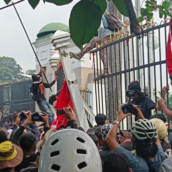 Massa Jebol Pagar Gedung DPR!