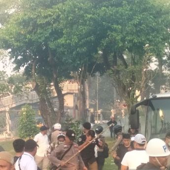 Polisi Tembakkan Gas Air Mata Usai Massa Jebol Tembok Gedung DPR RI