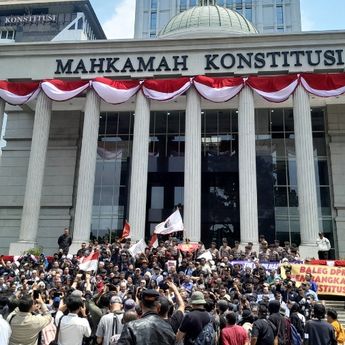 Aksi di Gedung MK Berjalan Tertib, Massa Tutup dengan Doa