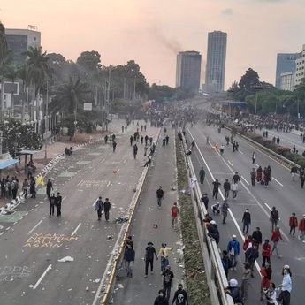 Jelang Malam, Demonstran di Depan Gedung DPR Perlahan Mundur