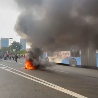 Jalan Depan Gedung DPR Ditutup, Macet Di mana-mana