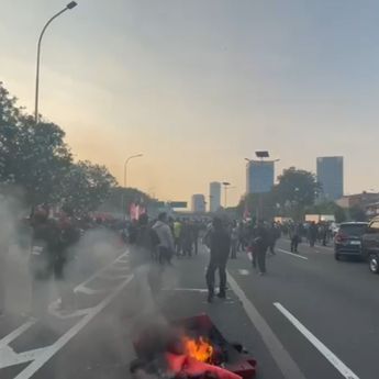 Ratusan Pendemo Bakar Ban Bekas di Ruas Tol Dalam Kota Arah Slipi, Lalu Lintas Jadi Terganggu