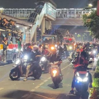 Polisi Berhasil Bubarkan Massa Pendemo Depan Gedung DPR