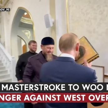 Momen Vladimir Putin Mencium Alquran Jadi Perbincangan