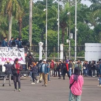 Dari Bandung, Mahasiswa ITB Demo di Depan Gedung DPR RI