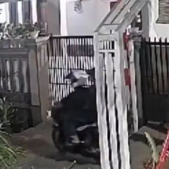 Terekam CCTV, 2 Pemuda Nekat Maling Motor di Komplek Perumahan Ciledug