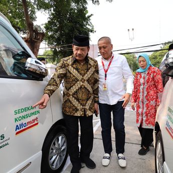 Rumah Sehat BAZNAS Dapat Bantuan 8 Mobil Ambulans dari Sedekah Konsumen Alfamart