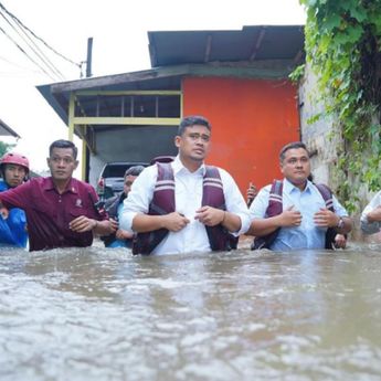 Penampakan Bobby Nasution Terjang Banjir di Medan Sambil Mantau Warga