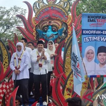 Khofifah-Emil Daftar ke KPU Jatim Diarak dengan Kirab Budaya