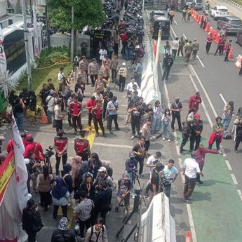 Polisi Lakukan Rekayasa Arus Lalu Lintas di Sekitar Gedung KPUD Jakarta