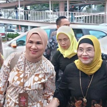 Eks Menkes Siti Fadilah Dukung Dharma Pongrekun-Kun Wardana di KPU Jakarta