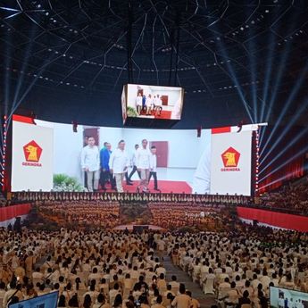 Pakai Kemeja Putih Celana Krem, Jokowi Hadiri Rapimnas Gerindra di Senayan