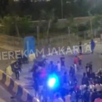 Ngeri! Rekaman Detik-detik Brimob Disiram Air Keras saat Bubarkan Tawuran Bassura