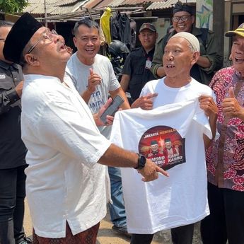 Ketemu Warga, Rano Karno Dapat Baju Gambar Pramono-Rano