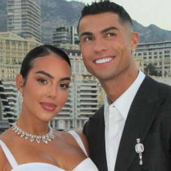 Cristiano Ronaldo Kepergok Nakal, Pegang Pantat Georgina Rodriguez Saat Berenang