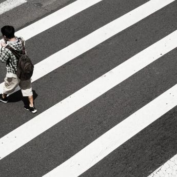 Trotoar Jelek, Turis Asing Pilih Jalan kaki di Aspal