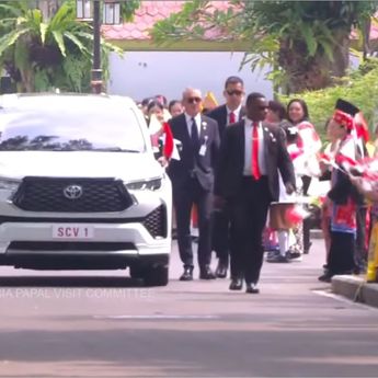 Anak-anak Berbaju Adat dari Seluruh Indonesia Sambut Paus Fransiskus di Istana Merdeka