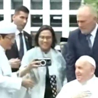 Momen Sri Mulyani Sempat Dihadang saat Mau Selfi Sama Paus Fransiskus