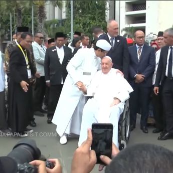 Bikin Haru, Nasaruddin Umar Cium Kening Paus Fransiskus Saat Berpisah di Istiqlal