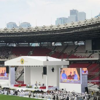 Lagu Rohani Berkumandang di Stadion GBK Jelang Misa Akbar Bersama Paus Fransiskus