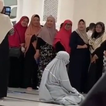 Viral Emak-emak Asik Berfoto Depan Orang yang Sedang Salat, Netizen: Tidak Punya Akhlak