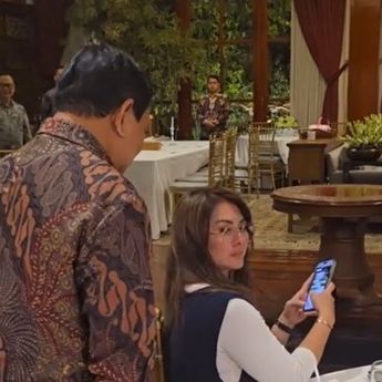 Momen Kocak Prabowo Kepo Ngintip HP Annette