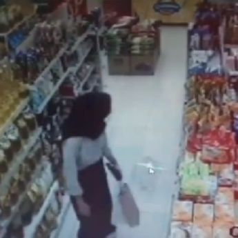 Viral! Wanita Terekam Buang Air Kecil di Minimarket dan Langsung Kabur