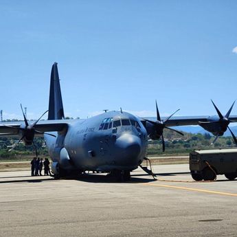 Paus Fransiskus Naik Pesawat Hercules Kunjungi Salah Satu Kota Paling Terpencil di Dunia