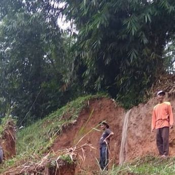 Longsor di Cianjur Timbun 2 Sepeda Motor, Nyaris Kena Rumah Warga