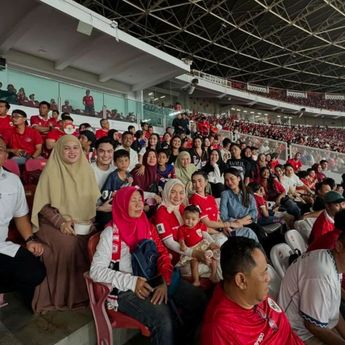 Tepis Isu Keretakan Rumah Tangga, Azizah Salsha Boyong Keluarga Nonton Arhan di GBK