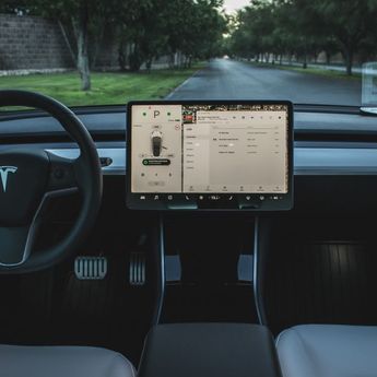 Tesla Bakal Luncurkan Fitur Keselamatan dan Navigasi Anak Terbaru