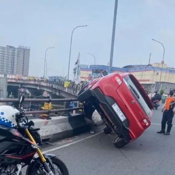 Mobil Merah Nyaris Terjun dari Flyover Ciputat, Polisi: Sopirnya Ngantuk