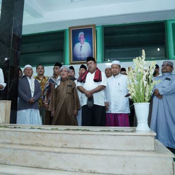 Bang Doel Silaturahim ke Pesantren dan Ziarah Makam KH. Buya Zayadi