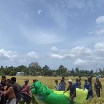 Angin Kencang, Atlet Terjun Payung PON XXI Jatuh di Sawah