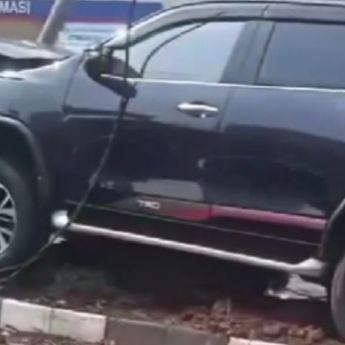 Fortuner Hitam Penyok Usai Hantam Tiang Lampu di Depan Klinik NMM Meruya Utara