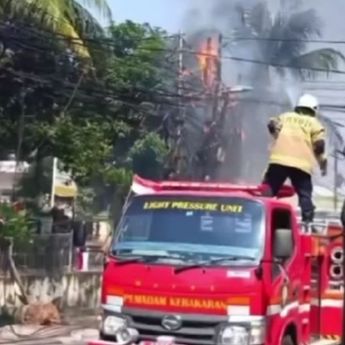 Kebakaran Kabel PLN Gegerkan Warga Ciracas