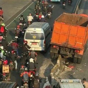 Truk Tabrak Separator Transjakarta di Jalan Gatot Subroto, Lalu Lintas Macet!