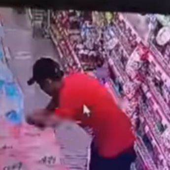 Terekam CCTV, Maling Tukar Sandal Lama dengan Baru di Rak Minimarket