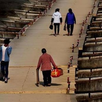 Pria Bangun Jembatan Pakai Uang Pribadi Berujung Hal Memilukan