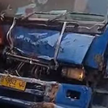 Truk Kontainer Ringsek Terlibat Kecelakaan di Jalan Kosambi, Langsung Macet Parah