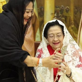 Momen Haru Megawati Berkerudung Putih Ziarah ke Makam Imam Al Bukhari