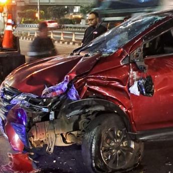 Sebuah Mobil Ringsek Usai Tabrak Pembatas Jalan Busway di Jakarta Barat